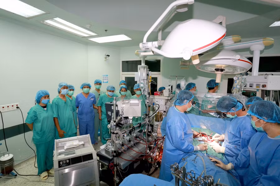  Ê kíp các bác sĩ Bệnh viện Trung ương Huế hồi hộp đợi chờ ca chép tin thành công