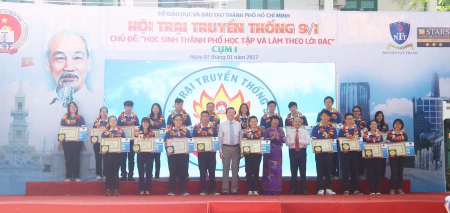 Ông Lê Hồng Sơn, Giám đốc Sở GD&ĐT TPHCM (giữa) trao học bổng cho học sinh