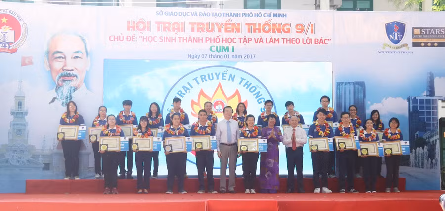 Ông Lê Hồng Sơn, Giám đốc Sở GD&ĐT TPHCM (giữa) trao học bổng cho học sinh