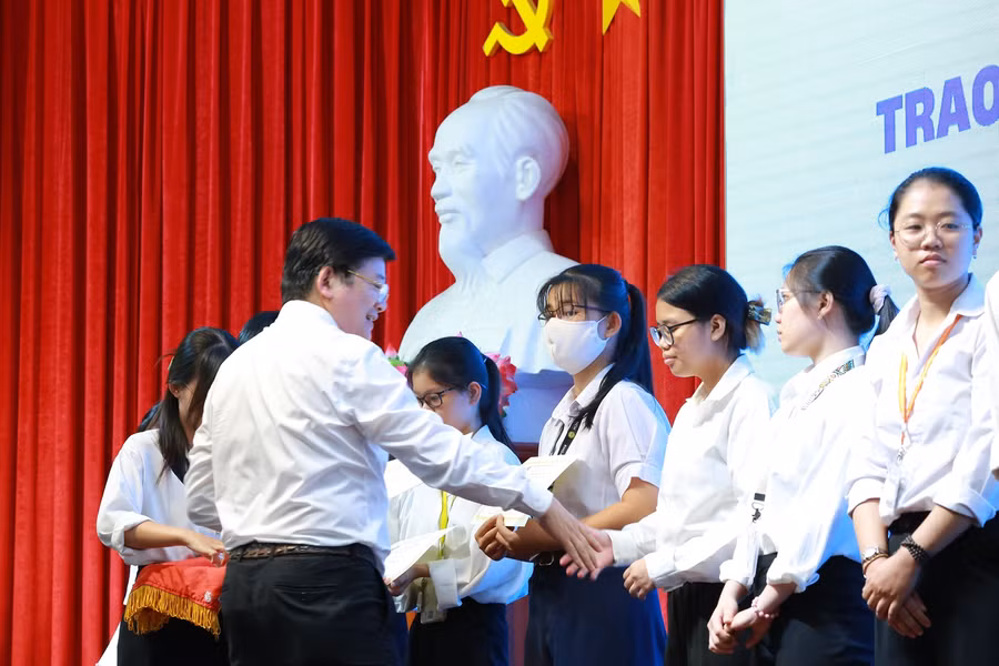 TS Trần Đình Lý, Phó Hiệu trưởng Trường ĐH Nông Lâm TPHCM trao học bổng cho sinh viên.