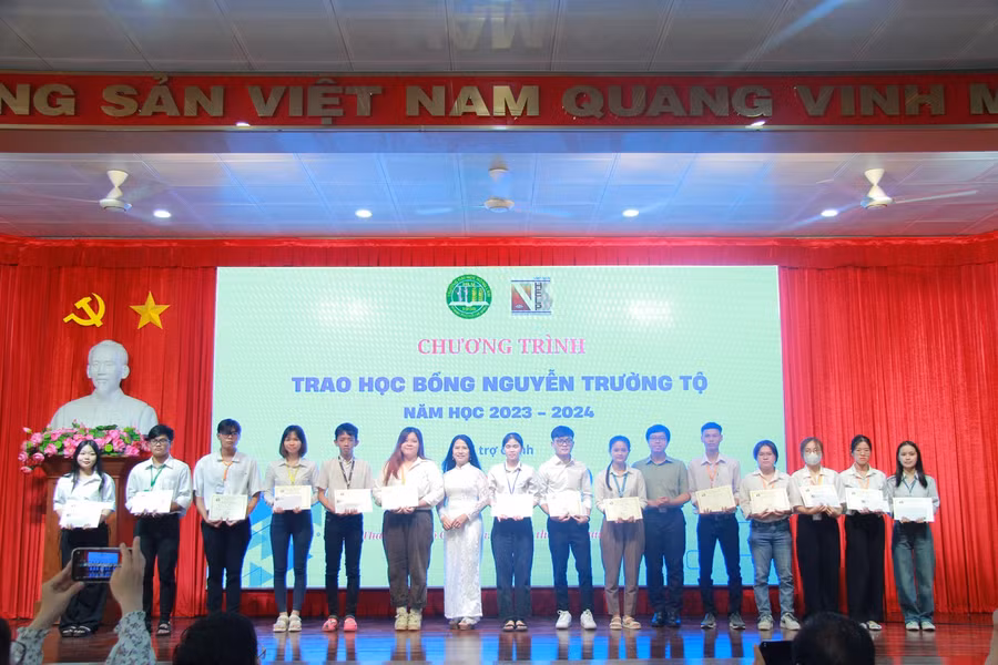 Các sinh viên xuất sắc trong học tập các trường đại học nhận học bổng Nguyễn Trường Tộ.