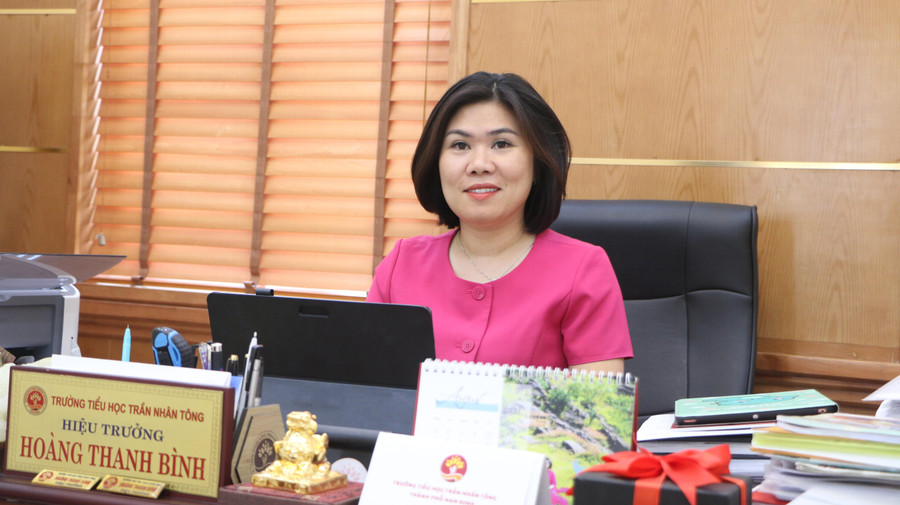 Cô Hoàng Thanh Bình – Hiệu trưởng Trường Tiểu học Trần Nhân Tông. Cô Hoàng Thanh Bình – Hiệu trưởng Trường Tiểu học Trần Nhân Tông.