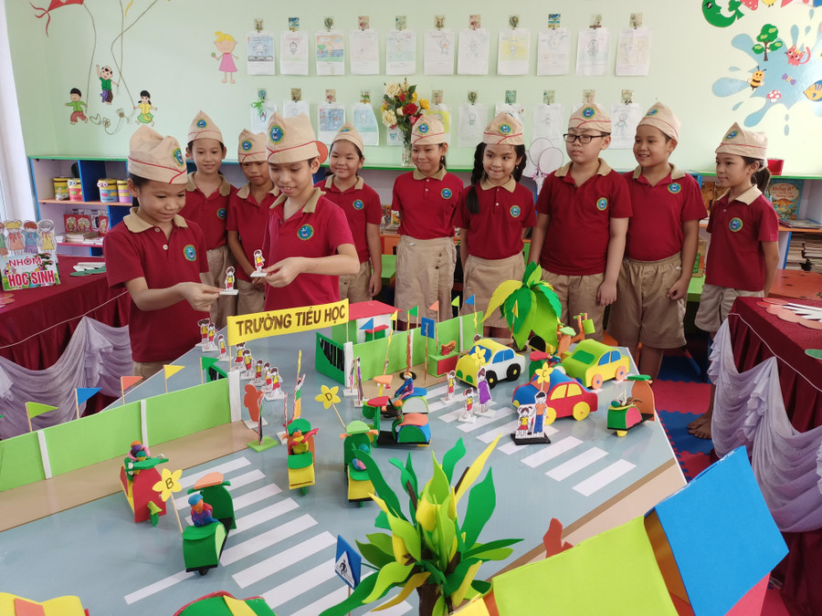 Học sinh luôn có không gian trải nghiệm thông qua nhiều hoạt động trên lớp. Học sinh luôn có không gian trải nghiệm thông qua nhiều hoạt động trên lớp.