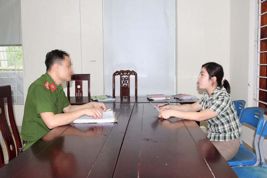 Công an lấy lời khai Võ Thị Tuyết. (Ảnh: CANA) Công an lấy lời khai Võ Thị Tuyết. (Ảnh: CANA)