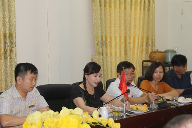 Bà Đặng Thị Quỳnh Diệp, Phó giám đốc Sở GD&ĐT Hà Tĩnh (áo đen, giữa) phát biểu tại buổi làm việc.