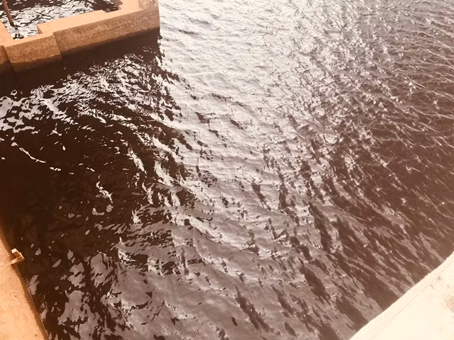 Phía đập Dâng nước vẫn giữ một màu đỏ "bền vững". Phía đập Dâng nước vẫn giữ một màu đỏ "bền vững".