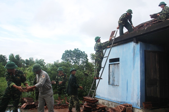 Lực lượng bộ đội giúp dân khắc phục sau bão