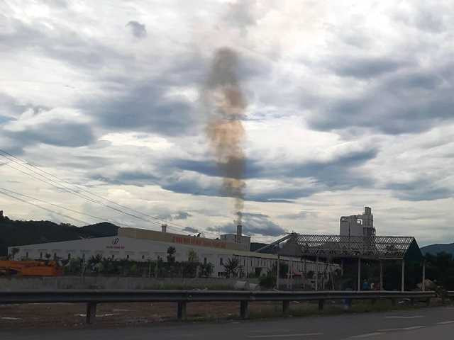 Một ống xả khỏi đen xịt ra ngoài môi trường tại Cty TTĐ trưa chiều 2/8.