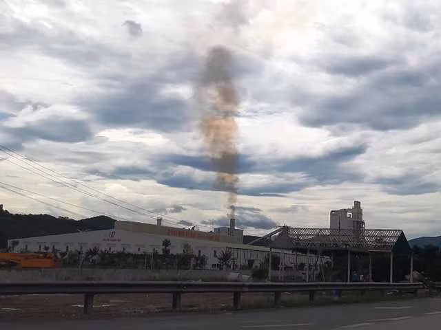 Một ống xả khỏi đen xịt ra ngoài môi trường tại Cty TTĐ trưa chiều 2/8. Một ống xả khỏi đen xịt ra ngoài môi trường tại Cty TTĐ trưa chiều 2/8.