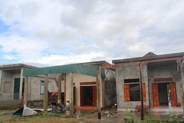 Nhiều nhà dân chỉ trơ lại 4 bức tường