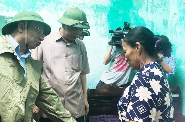 Bộ trưởng Nguyễn Xuân Cường và Bí thư Tỉnh ủy Lê Đình Sơn động viên, thăm hỏi người dân.