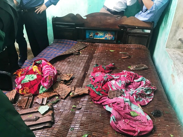 Chiếc giường nơi bà Vân và 4 đứa cháu trú ẩn khi lốc xoáy xảy đến.