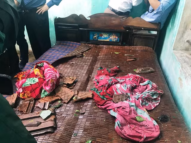 Chiếc giường nơi bà Vân và 4 đứa cháu trú ẩn khi lốc xoáy xảy đến.