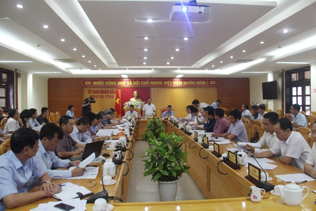 Cuộc họp nghe báo cáo về nguyên nhân gây ô nhiễm Ngàn Trươi - Cẩm Trang