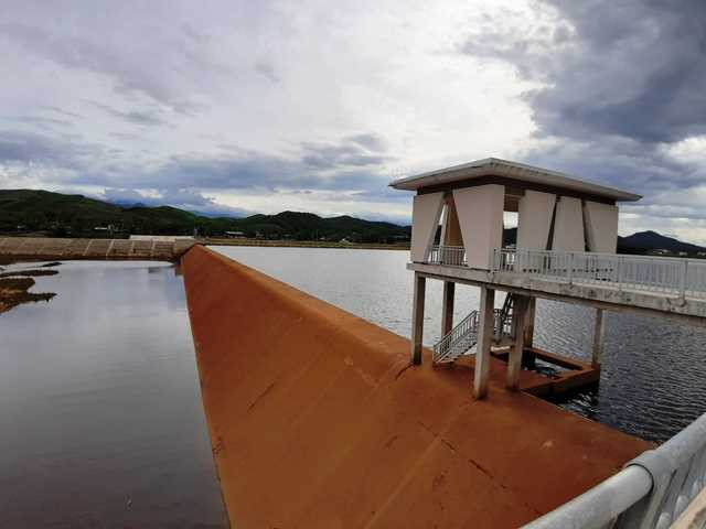 Vị trí đập dâng Ngàn Trươi còn nhuộm một màu đỏ.