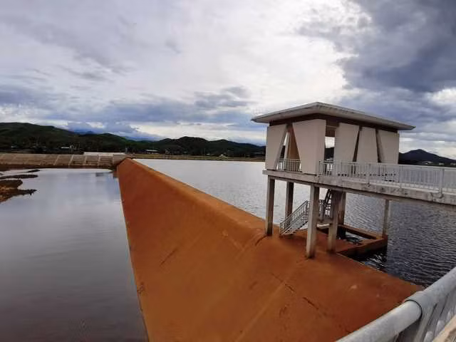 Vị trí đập dâng Ngàn Trươi còn nhuộm một màu đỏ. Vị trí đập dâng Ngàn Trươi còn nhuộm một màu đỏ.