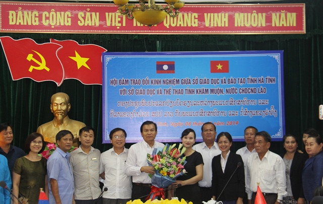 Tặng hoa chúc mừng.