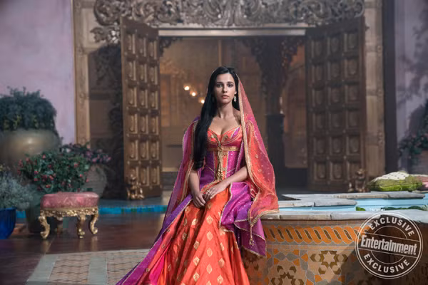 Ban đầu, cô gái sinh năm 1993 vấp phải phản đối. Lý do được các antifan đưa ra vì Naomi mang nét đẹp giống người Ả Rập.