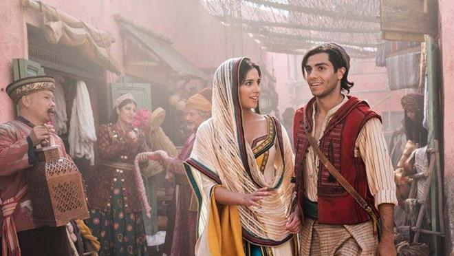 Naomi Scott và bạn diễn Mena Massoud trong Aladdin. Naomi Scott và bạn diễn Mena Massoud trong Aladdin.