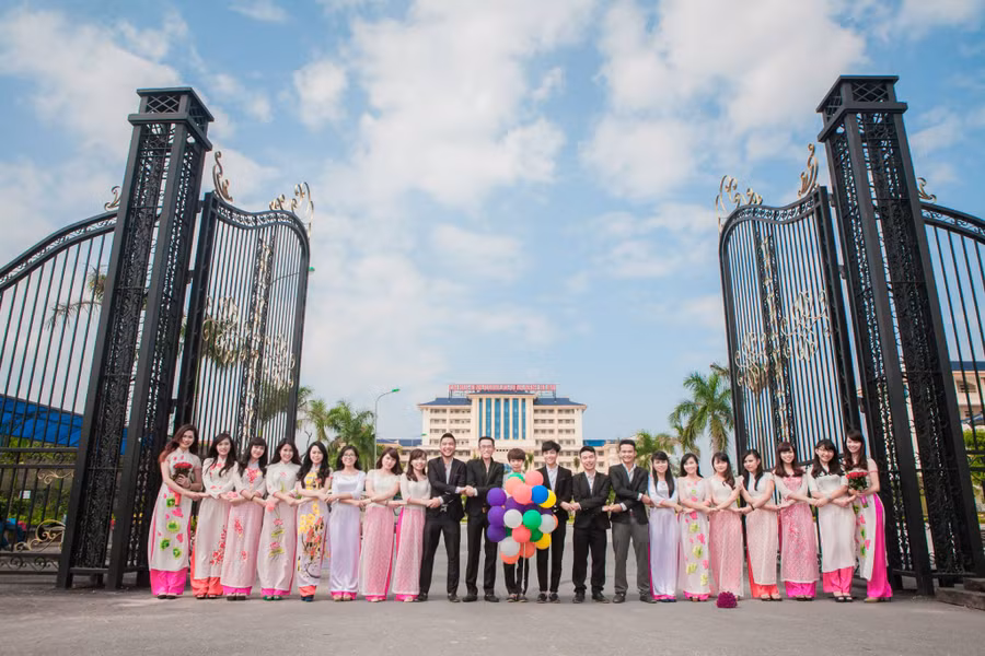 Với hơn 25 ngành đào tạo, chương trình giảng dạy thường xuyên được cập nhật mới, vươn tới trình độ khu vực và thế giới, đáp ứng nhu cầu của xã hội.