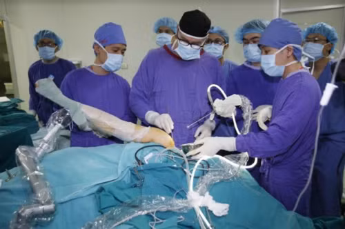 Cánh tay robot trợ giúp bác sĩ mổ khớp vai cho bệnh nhân