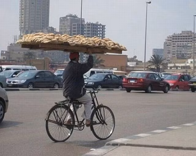 Không thể tin nổi những hình ảnh này lại xuất hiện trên phố - Hình 1