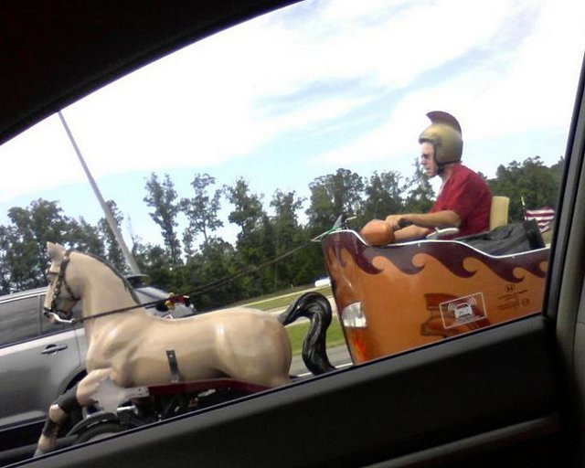 Không thể tin nổi những hình ảnh này lại xuất hiện trên phố - Hình 7