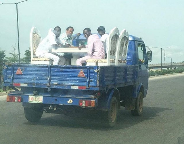 Không thể tin nổi những hình ảnh này lại xuất hiện trên phố - Hình 2