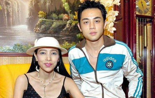 Thuần Mỹ và một trong những người bạn trai trẻ của bà. Thuần Mỹ và một trong những người bạn trai trẻ của bà. Ảnh:Readthis.