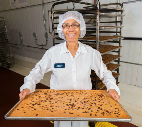 Thợ bánh Jackie tại xưởng Greyston Bakery ở Yonkers, New York. Thợ bánhJackie tại xưởngGreyston Bakery ởYonkers, New York.