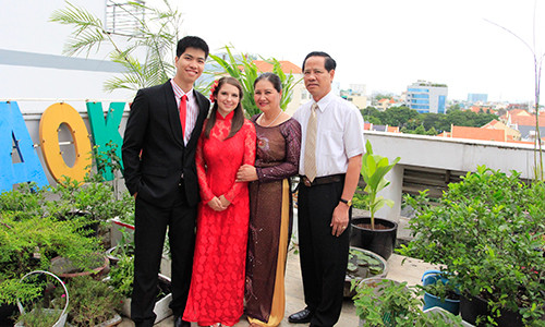 Audrey cùng Huy và bố mẹ chồng trong lễ cưới ở Việt Nam năm 2013. Audrey cùng Huy và bố mẹ chồng trong lễ cưới ở Việt Nam năm 2013. Ảnh: Nhân vật cung cấp