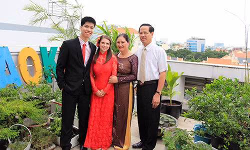 Audrey cùng Huy và bố mẹ chồng trong lễ cưới ở Việt Nam năm 2013. Ảnh: Nhân vật cung cấp