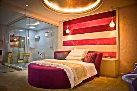 Tại sao phòng tắm khách sạn thường dùng kính trong suốt, đây chính là bí mật đằng sau 