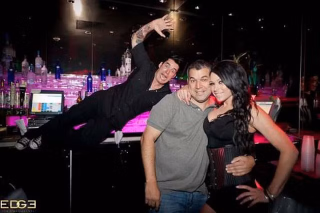 Muôn kiểu phá đám đáng ghét khi đang chụp ảnh sống ảo - Hình 8