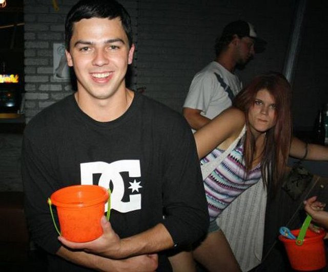 Muôn kiểu phá đám đáng ghét khi đang chụp ảnh sống ảo - Hình 13