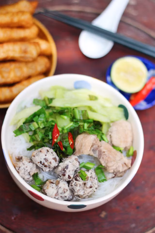 Bữa tối chỉ cần một nồi bún mọc cũng đủ ngon cho cả nhà rồi ảnh 1