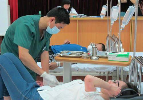 Bệnh nhân trước khi truyền đường cần xét nghiệm máu và được bác sĩ theo sõi sát. Bệnh nhân truyền đường cần xét nghiệm máu và phải được bác sĩtheo sõi sát. Ảnh: Nam Phương