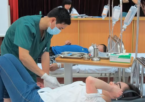 Bệnh nhân truyền đường cần xét nghiệm máu và phải được bác sĩtheo sõi sát. Ảnh: Nam Phương