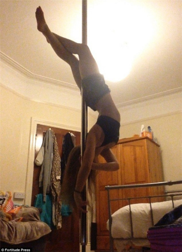 Từ “bộ xương di động” 25.5 kg, cô gái trở nên nóng bỏng nhờ múa cột