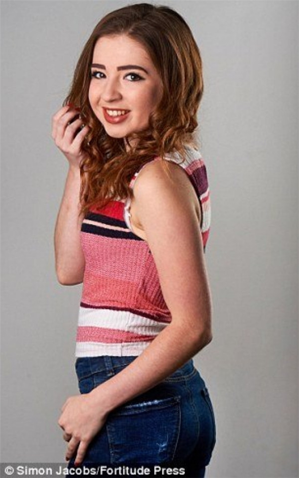 Từ “bộ xương di động” 25.5 kg, cô gái trở nên nóng bỏng nhờ múa cột