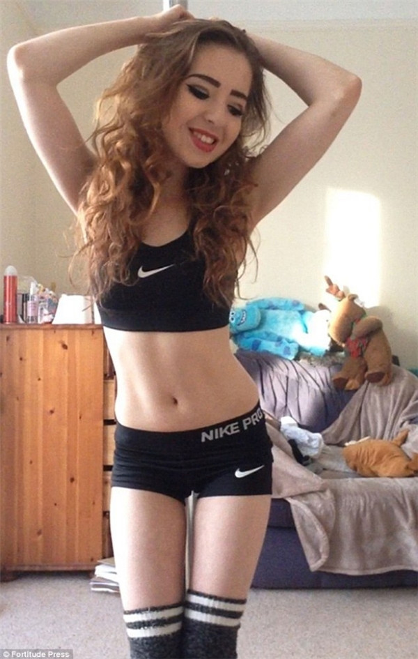 Từ “bộ xương di động” 25.5 kg, cô gái trở nên nóng bỏng nhờ múa cột