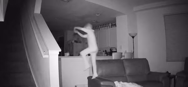 Người bố choáng váng khi xem lại camera, phát hiện con trai “bay lượn” khắp nhà lúc 2h sáng