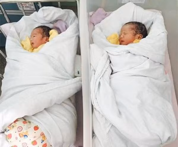 tuong 2 con song thai dang om nhau tinh cam, biet su that bo me khoc can nuoc mat - 3