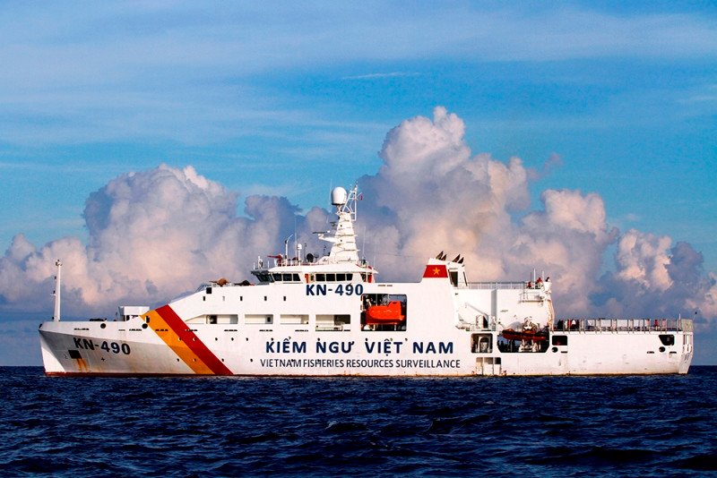 Con tàu chở theo cả một vùng mây trắng - Tác giả Trần Thành.