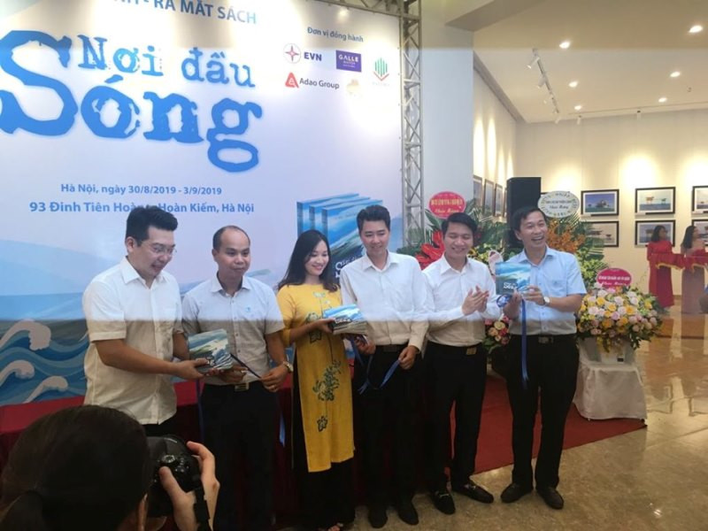 Các đại biểu tham gia nghi thức mở sách "Nơi đầu sóng".