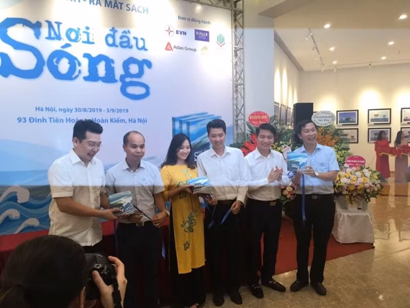 Các đại biểu tham gia nghi thức mở sách "Nơi đầu sóng".