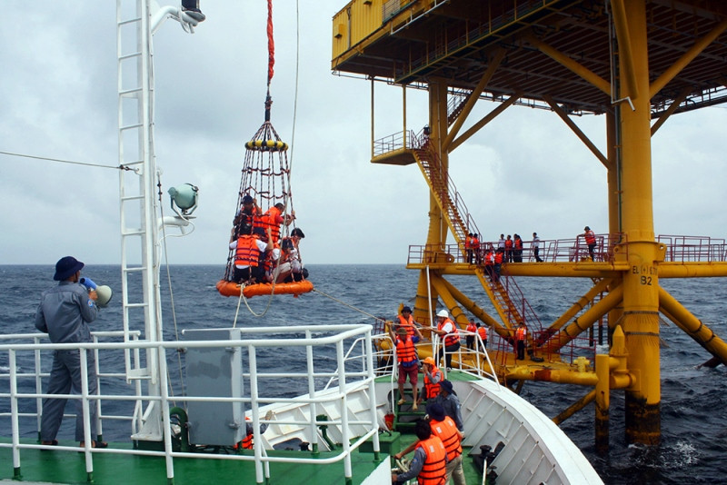 Thang máy Nhà giàn - Tác giả Võ Minh Thắng.