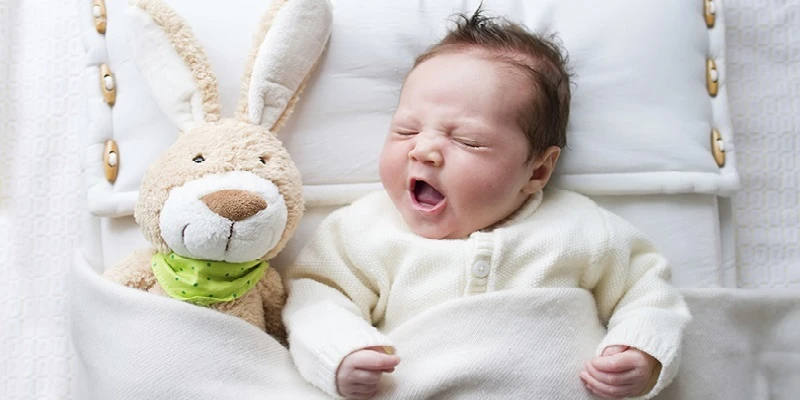Mẹ nên điều chính tư thế ngủ của bé.