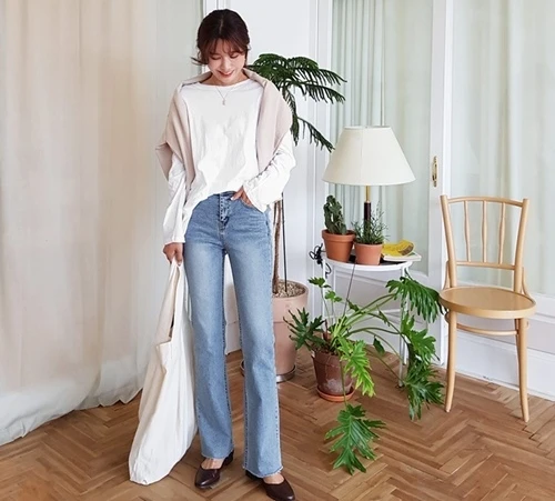 Giao mùa năm nay, kiểu quần jeans đang được ưa chuộng là quần cạp cao vừa phải, màu denim basic, dáng suông và ống hơi rộng.