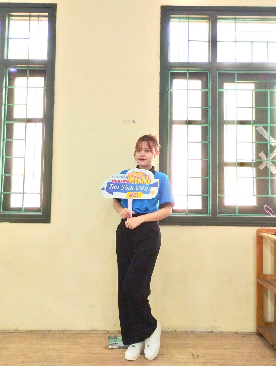 Nữ sinh Trần Thị Giao Linh hiện đang là sinh viên khoa Hệ thống thông tin kinh tế, trường Đại học Công nghệ Thông tin và Truyền thông (ĐH Thái Nguyên). Nữ sinh Trần Thị Giao Linh hiện đang là sinh viên khoa Hệ thống thông tin kinh tế, trường Đại học Công nghệ Thông tin và Truyền thông (ĐH Thái Nguyên).